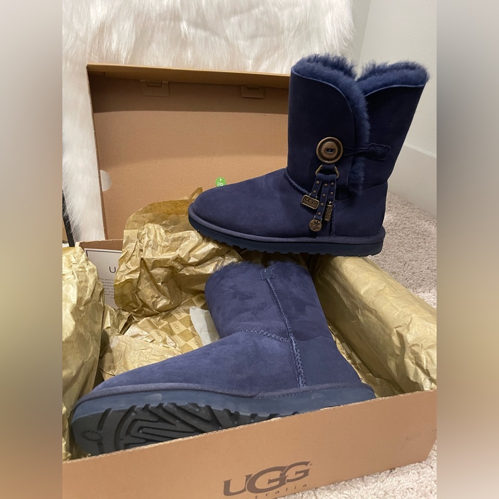 UGG only worn once! Excellent condition!